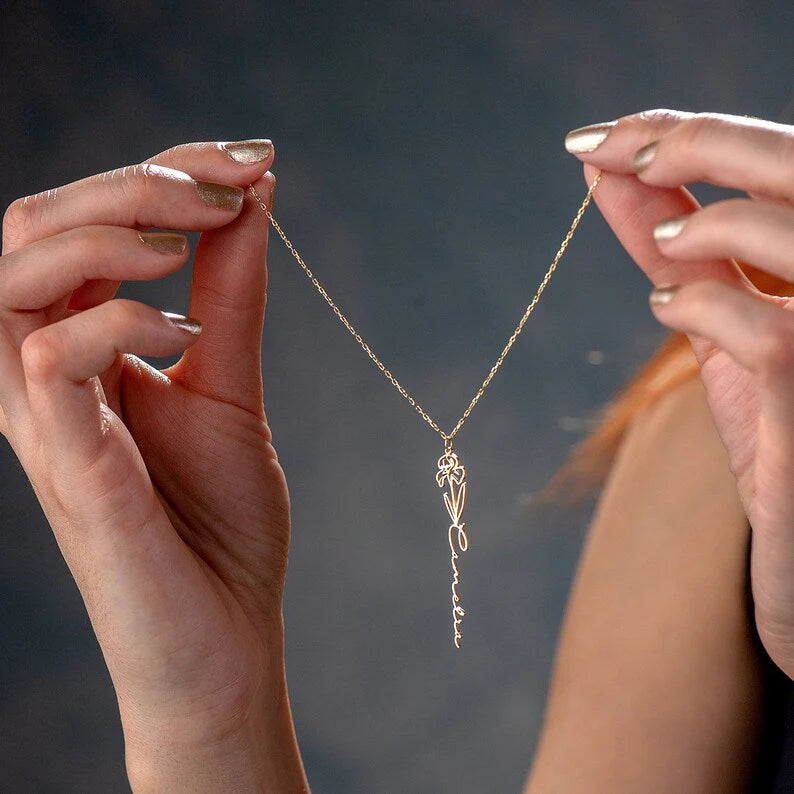 عقد مخصص بالاسم وزهرة شهر الميلاد - هدية فاخرة مطلية بالذهب