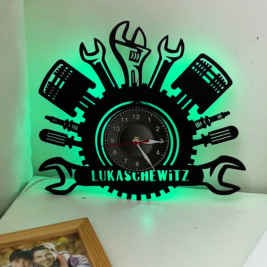 ساعة حائط لورشة عملك الشخصية باسمك الخاص