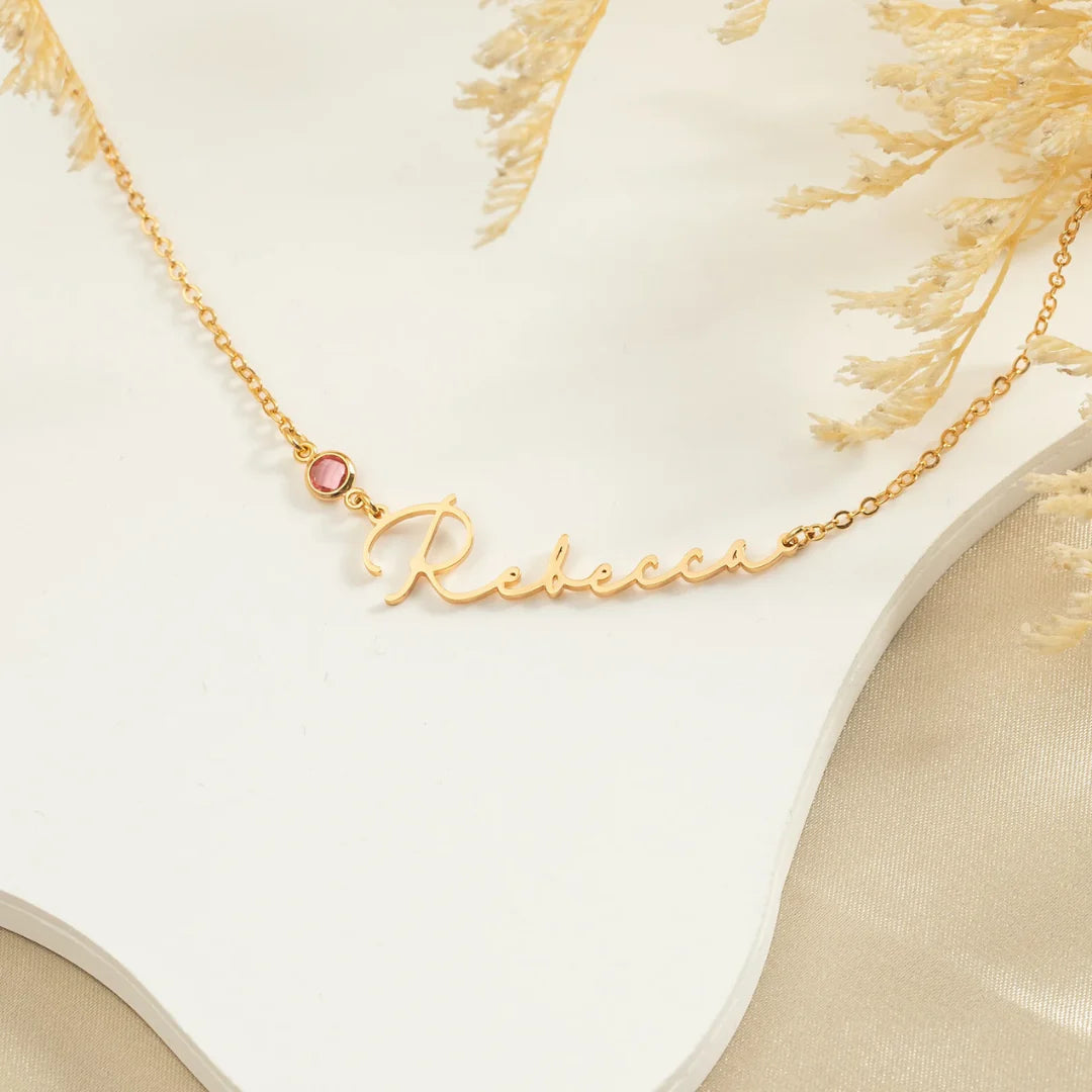 قلادة الاسم المخصصة بحجر الميلاد - فضة راقية لإطلالة استثنائية