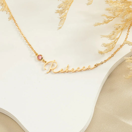 قلادة الاسم المخصصة بحجر الميلاد - فضة راقية لإطلالة استثنائية