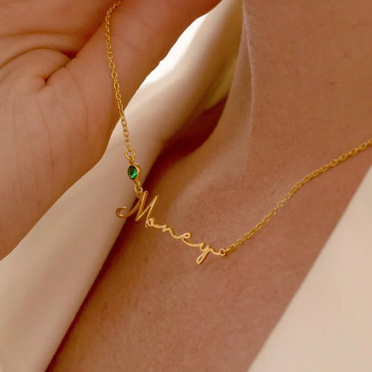 قلادة الاسم المخصصة بحجر الميلاد - فضة راقية لإطلالة استثنائية