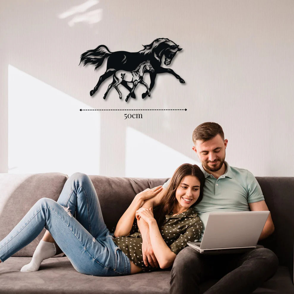 ديكور جداري معدني - بزينة الحصان مع صغيرها يركضان