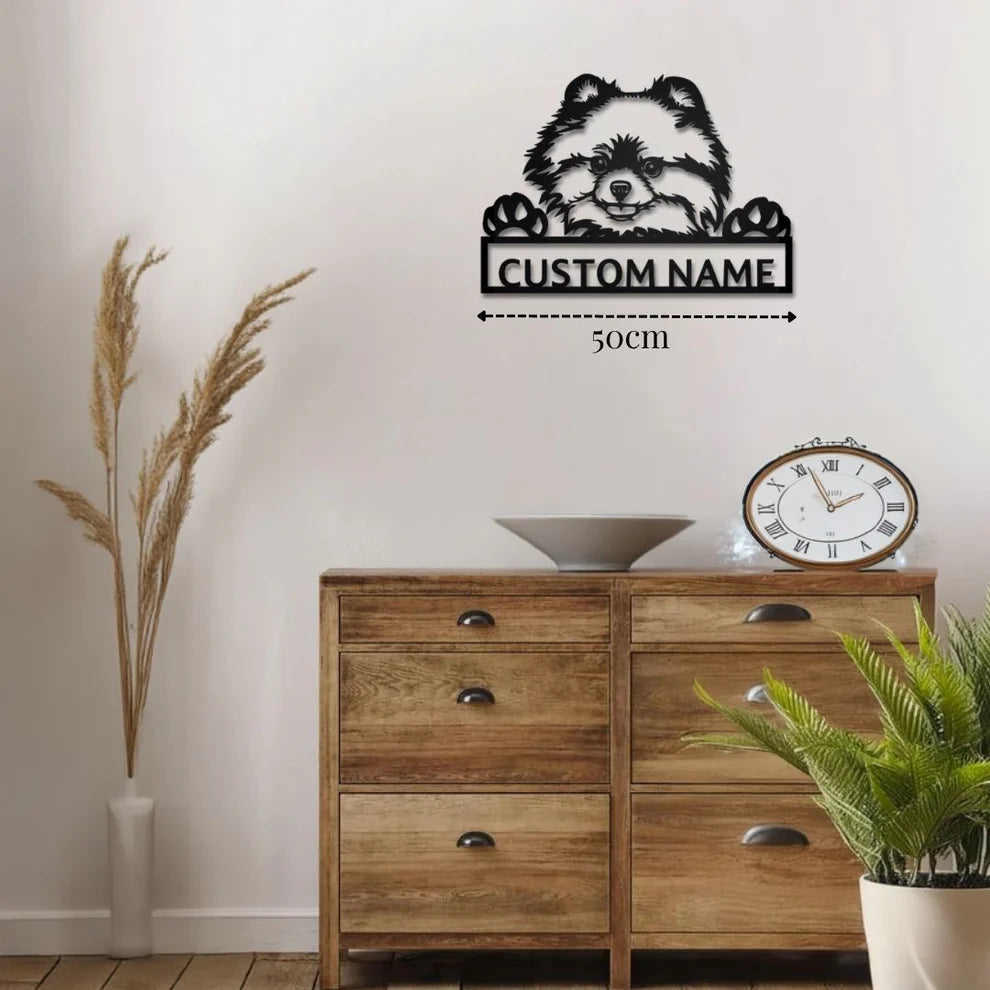 ديكور جداري معدني - بزينة على شكل كلب بوميرانيان بتخصيص إسمك
