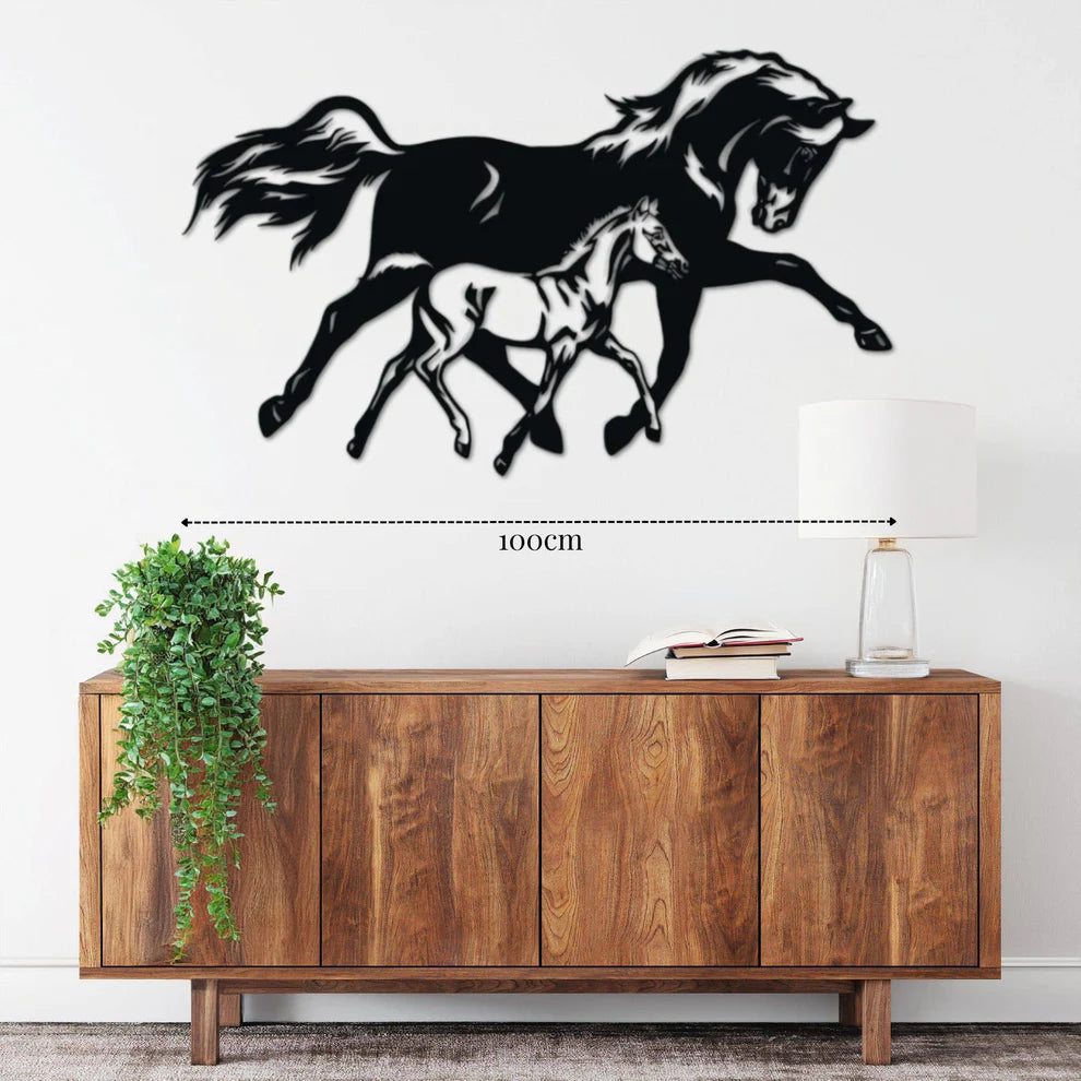 ديكور جداري معدني - بزينة الحصان مع صغيرها يركضان