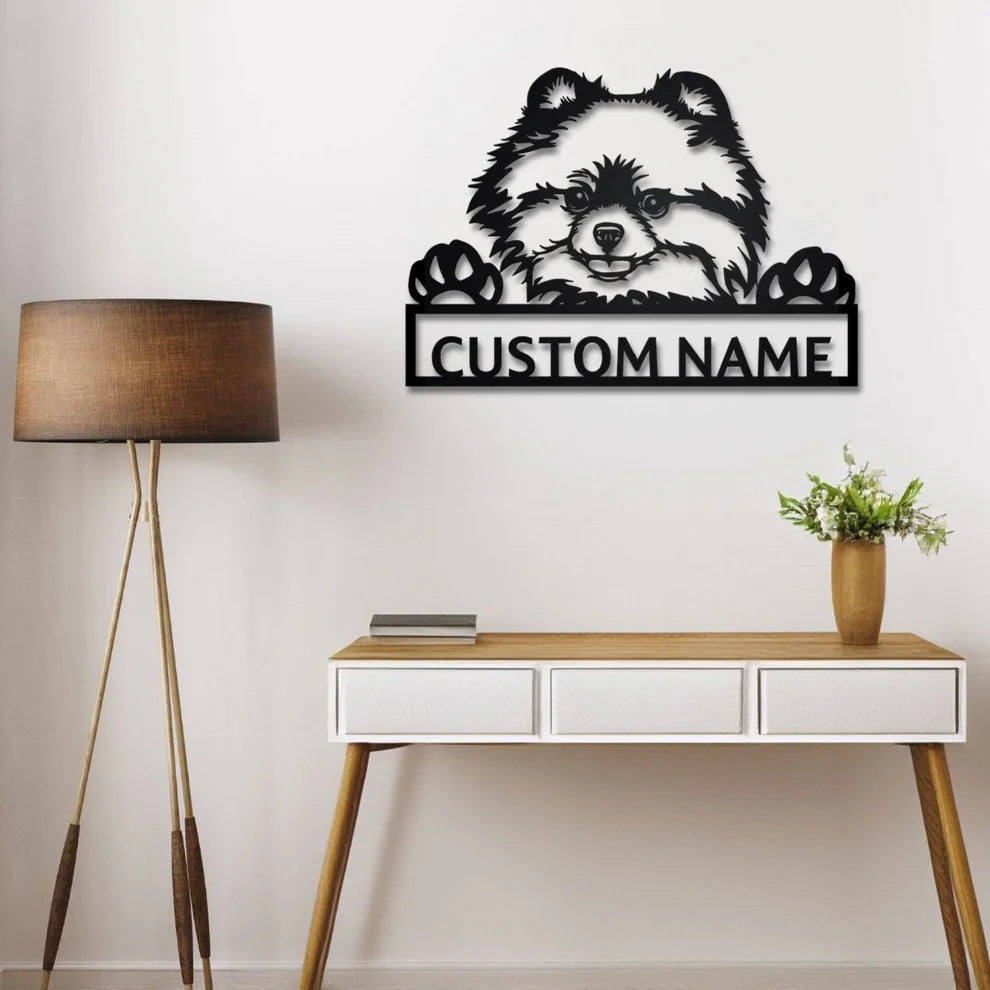 ديكور جداري معدني - بزينة على شكل كلب بوميرانيان بتخصيص إسمك