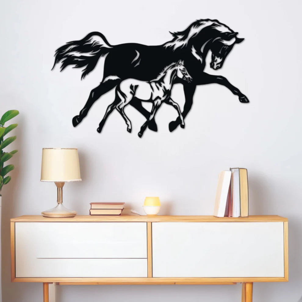 ديكور جداري معدني - بزينة الحصان مع صغيرها يركضان