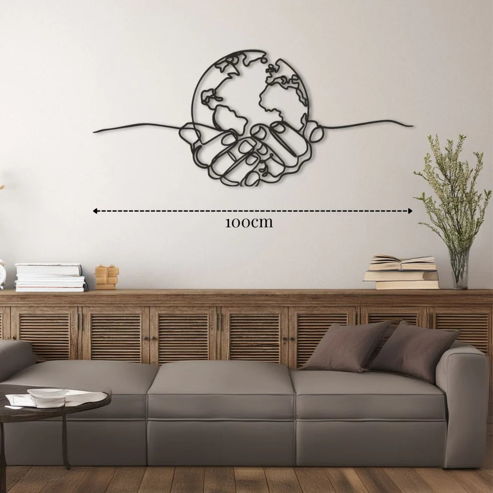 ديكور جداري معدني  بزينة كوكب الأرض المحضون بين الأيادي