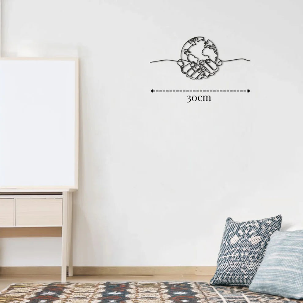 ديكور جداري معدني  بزينة كوكب الأرض المحضون بين الأيادي