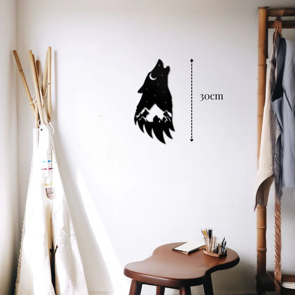 ديكور جداري معدني  بزينة على شكل رأس الذئب بداخله جبال والقمر والنجوم الجميلة